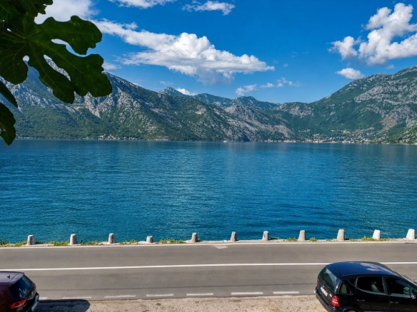 Kamena kuća na prvoj liniji do mora, Kostanjica, Kotor — fotografija 5
