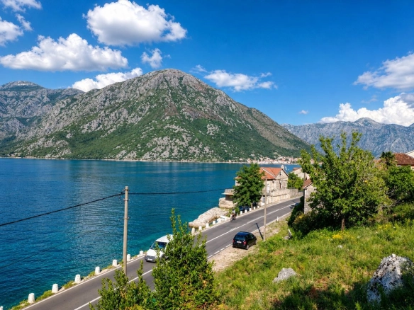 Kamena kuća na prvoj liniji do mora, Kostanjica, Kotor — fotografija 6