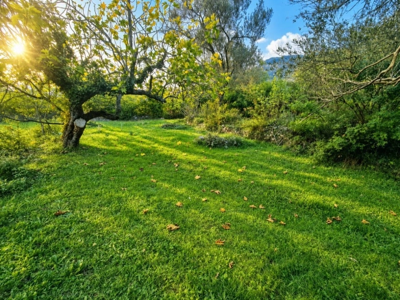 Urbanizovan plac u naselju Kavač, Kotor — fotografija 4