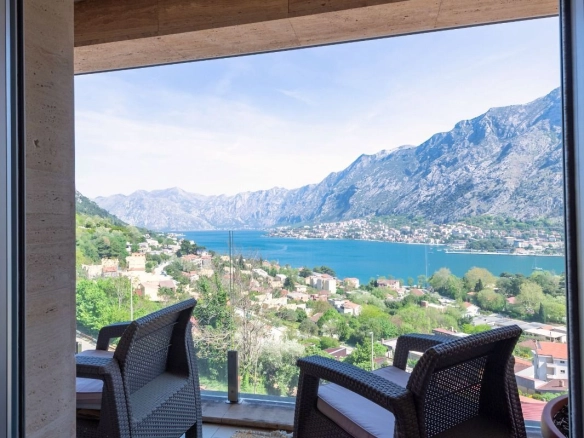 Izdavanje: Trosoban stan 141 m² – Škaljari, Kotor — fotografija 2