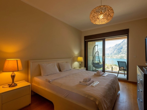 Izdavanje: Trosoban stan 141 m² – Škaljari, Kotor — fotografija 21