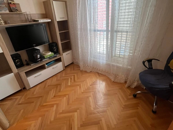 Stan sa garažnim mjestom u naselju Adok, Budva — fotografija 3