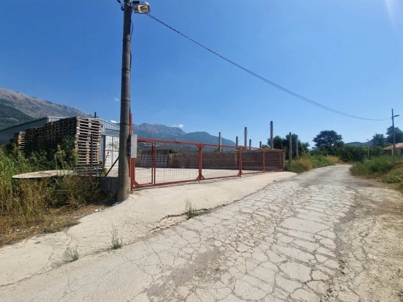 Hala sa ograđenim placem u Radanovićima, Kotor — fotografija 3
