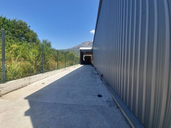Hala sa ograđenim placem u Radanovićima, Kotor — fotografija 6