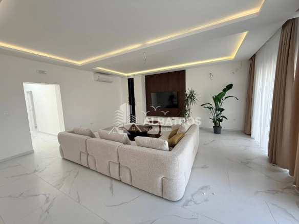Trosoban stan 442 m² – Bar — fotografija 5
