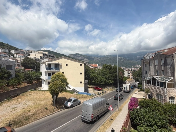 Jednosoban stan u centru Budve sa pogledom na planine — fotografija 4