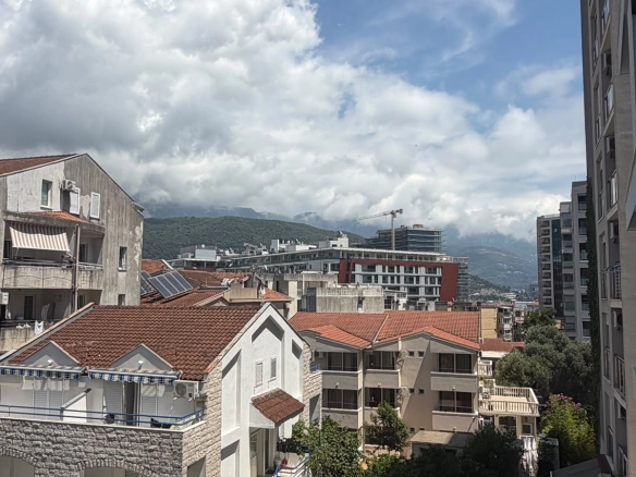 Jednosoban stan u centru Budve sa pogledom na planine — fotografija 5