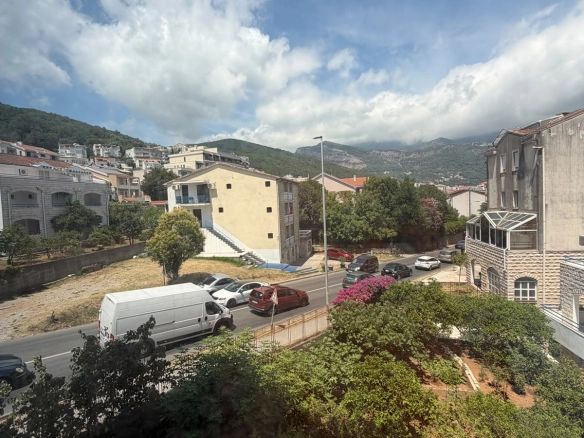 Jednosoban stan u centru Budve sa pogledom na planine — fotografija 8