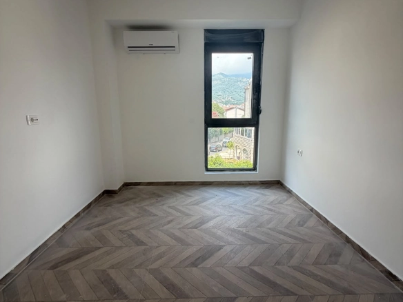 Jednosoban stan u centru Budve sa pogledom na planine — fotografija 13