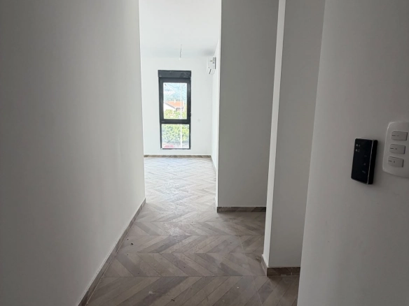 Jednosoban stan u centru Budve sa pogledom na planine — fotografija 17