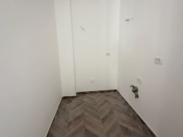 Jednosoban stan u centru Budve sa pogledom na planine — fotografija 18