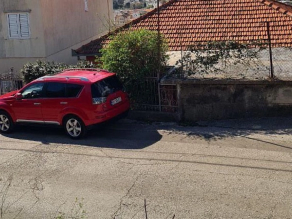 Plac sa pogledom na more i grad, Marovići, Bar — fotografija 5