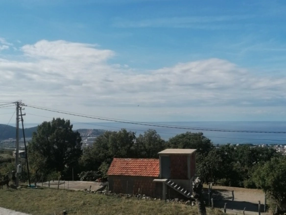 Plac sa kamenom platformom i pogledom na more