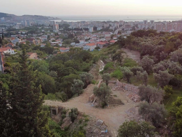 Neurbanizovani plac u naselju Marovići