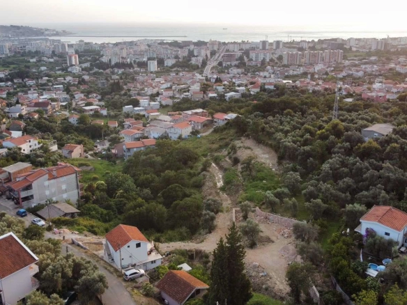 Plac sa pogledom na grad i more, Marovići, Bar — fotografija 2
