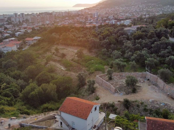 Plac sa pogledom na grad i more, Marovići, Bar — fotografija 4