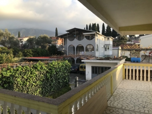 Trosoban stan na drugom spratu kuće, Čeluga, Bar — fotografija 10