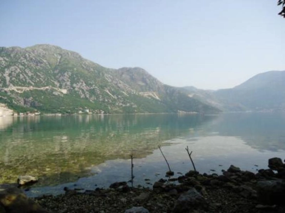 Plac uz more u Koštanjici, Kotor — fotografija 2
