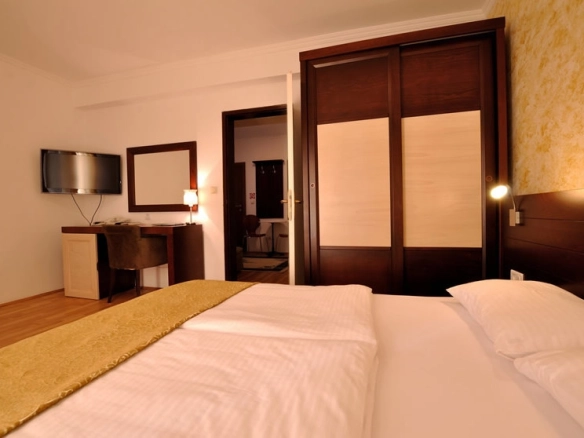 Hotel 1.100 m² – Petrovac, Budva — fotografija 2