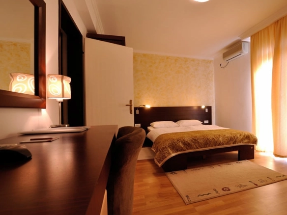 Hotel 1.100 m² – Petrovac, Budva — fotografija 3