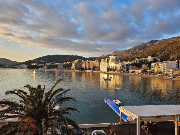 Dvosoban stan sa pogledom na more, Rafailovići, Budva — fotografija 3