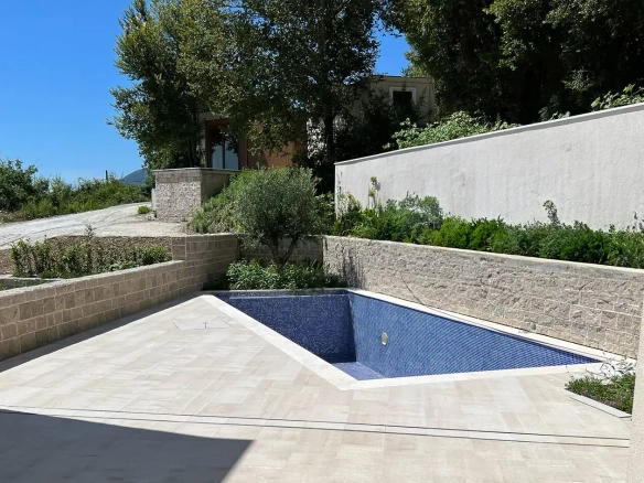 Dvosoban stan 246 m² – Tivat — fotografija 3