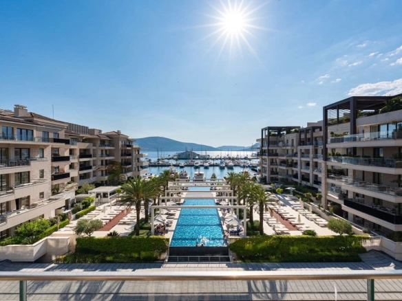 Četvorosoban stan 350 m² – Tivat — fotografija 3