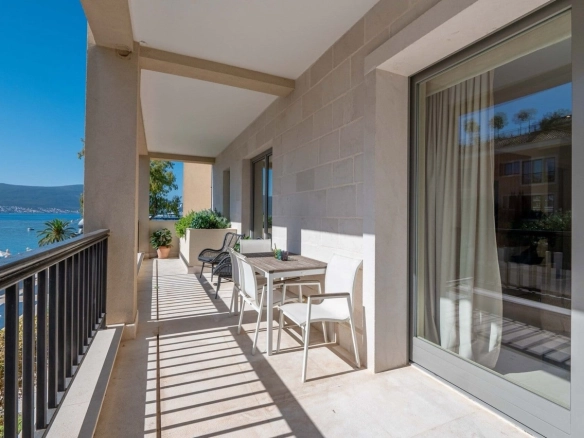 Dvosoban stan 121 m² – Tivat — fotografija 14