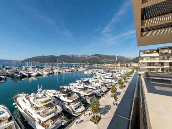 Trosoban stan 236 m² – Tivat — fotografija 2