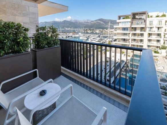 Trosoban stan 236 m² – Tivat — fotografija 15
