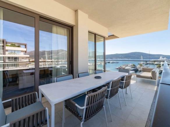 Trosoban stan 236 m² – Tivat — fotografija 16