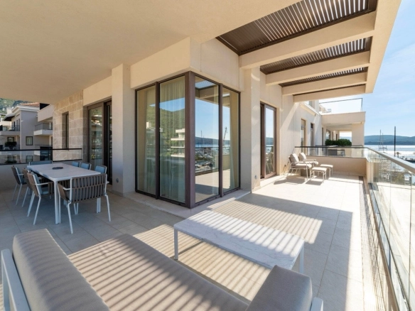 Trosoban stan 236 m² – Tivat — fotografija 17