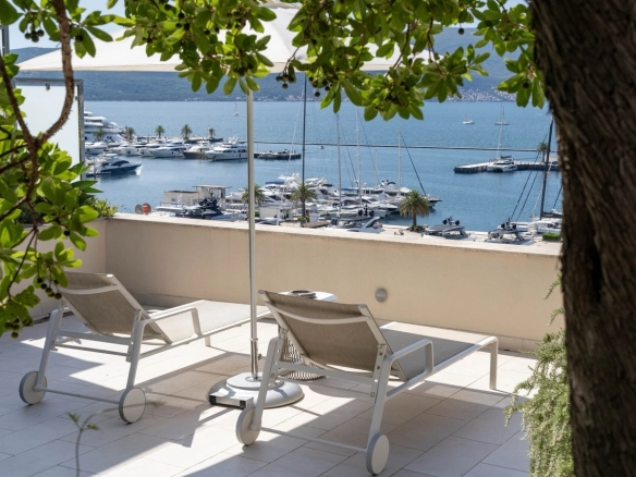 Trosoban stan 498 m² – Tivat — fotografija 2