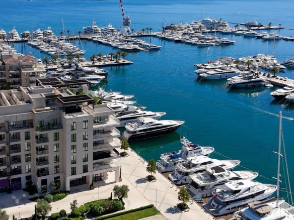 Trosoban stan 498 m² – Tivat — fotografija 3