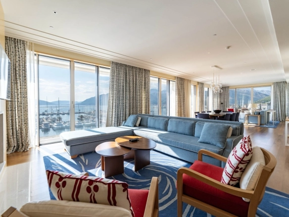 Trosoban stan 498 m² – Tivat — fotografija 6
