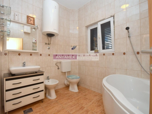 Trosoban stan 120 m² – Đenovići, Herceg Novi — fotografija 10