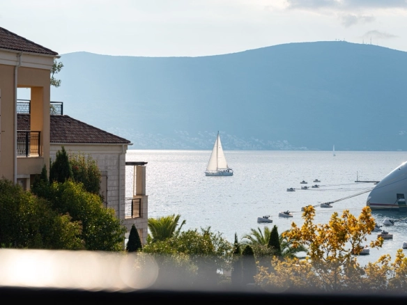 Trosoban stan 247 m² – Tivat — fotografija 10