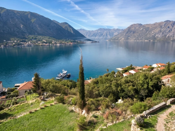 Plac 2.733 m² – Dobrota, Kotor — fotografija 3