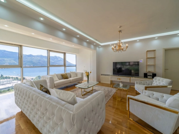 Izdavanje: Trosoban stan 130 m² – Bečići, Budva — fotografija 2