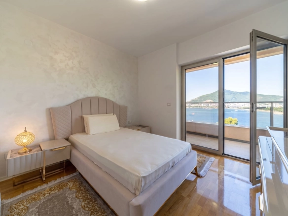 Izdavanje: Trosoban stan 130 m² – Bečići, Budva — fotografija 7